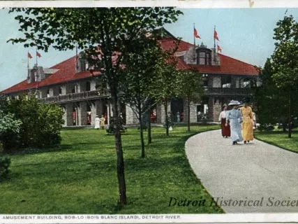 Postcard - Amusement Building, Bob-Lo (Bois Blanc Island), Detroit River.