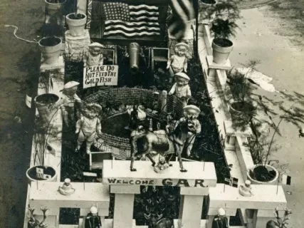 Postcard - Smallest Park in the World, Detroit - 1914 - Mich.