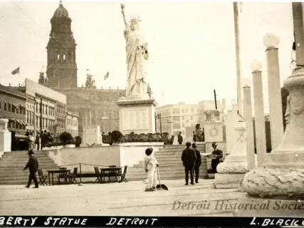 Postcard - Liberty Statue, Detroit - Liberty Statue, Detroit