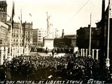Postcard - Noon Day Meeting - At Liberty Statue Detroit - Noon Day Meeting at Liberty Statue, Detroit