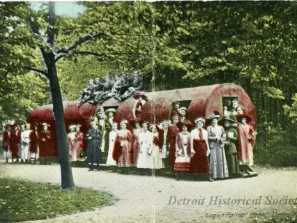 Postcard - Log in Palmer Park, Detroit, Mich.