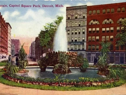 Postcard - Fountain, Capitol Square Park, Detroit, Mich.
