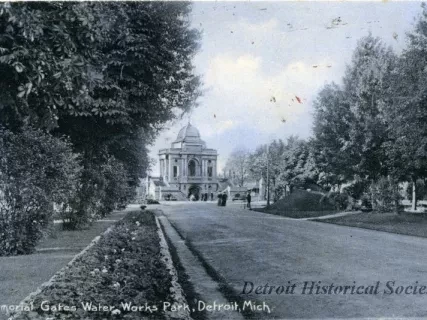 Postcard - Memorial Gates Water Works Park, Detroit, Mich.