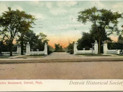 Postcard - Boston Boulevard, Detroit, Mich