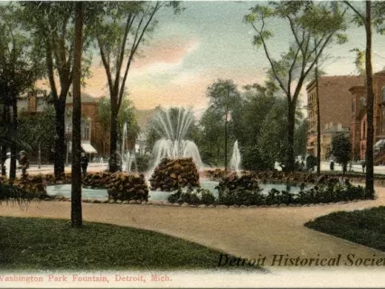 Postcard - Washington Park Fountain, Detroit, Mich.