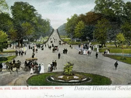 Postcard - Central Avenue, Belle Isle Park, Detroit, Mich.