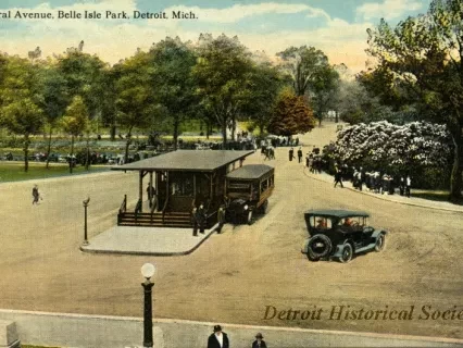 Postcard - Central Avenue, Belle Isle Park, Detroit, Mich.