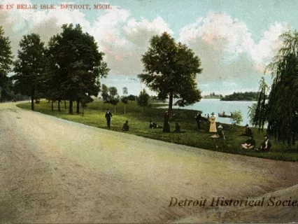 Postcard - Drive in Belle Isle, Detroit, Mich.