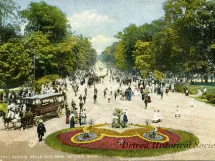 Postcard - Central Avenue, Belle Isle Park, Detroit, Mich.