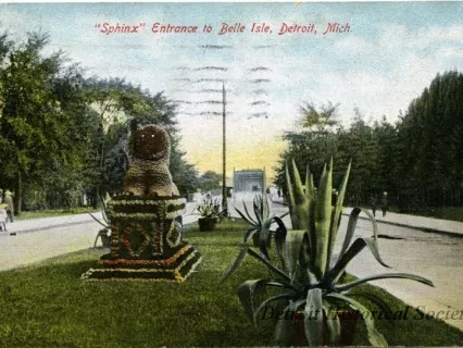 Postcard - "Sphinx" Entrance to Belle Isle, Detroit, Mich.