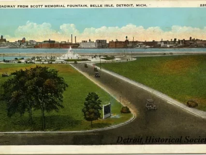 Postcard - Roadway from Scott Memorial Fountain, Belle Isle, Detroit, Mich.