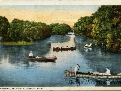 Postcard - Canoeing, Belle Isle, Detroit, Mich.