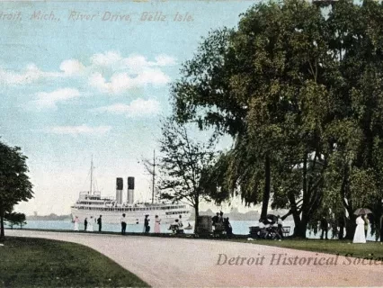 Postcard - Detroit, Mich., River Drive, Belle Isle.
