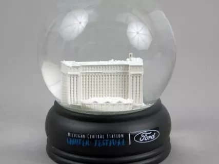 Globe, Snow