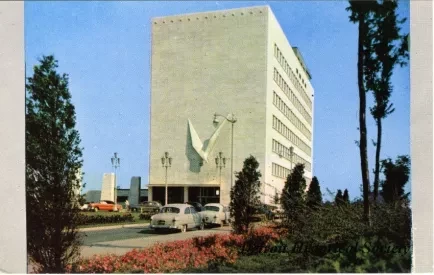 Postcard - The Veterans Memorial Building