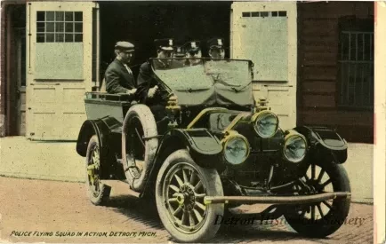 Postcard - Police Flying Squad in Action, Detroit, Mich.