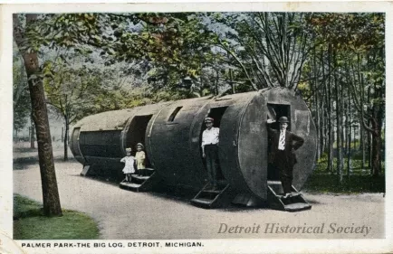 Postcard - Palmer Park - The Big Log, Detroit, Michigan