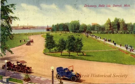 Postcard - Driveway, Belle Isle, Detroit, Mich.