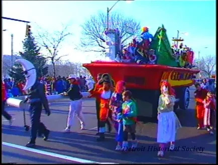 U-Matic - Xmas lights/deco #3
New Center/Ren Cen
1. New Center Area Xmas Lights
2. Ren Cen Decorations
3. Thanksgiving Day Parade - 11-25-88
11-27-88