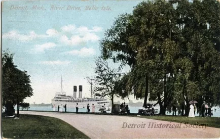 Postcard - Detroit, Mich., River Drive, Belle Isle.