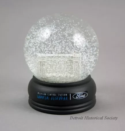 Globe, Snow