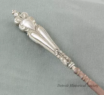 Buttonhook
