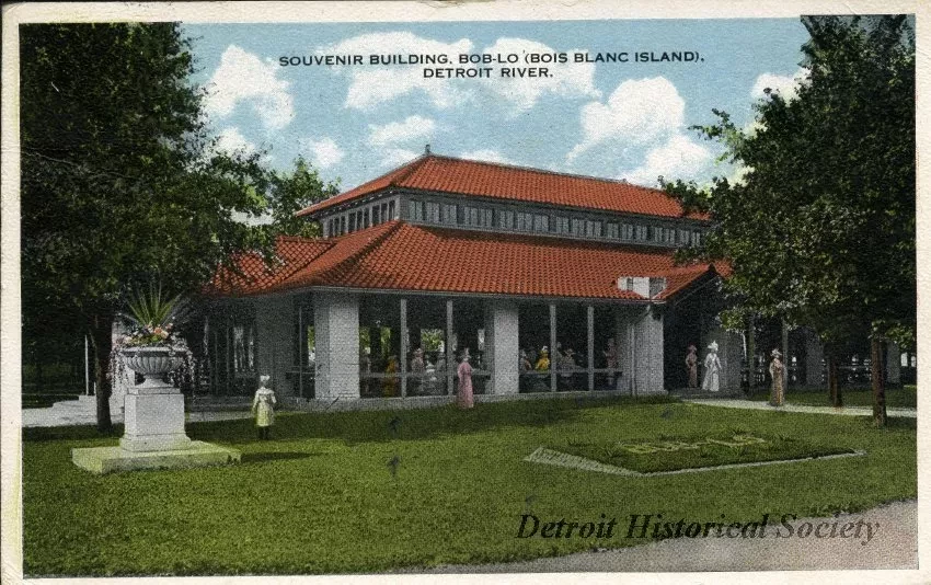 Postcard - Souvenir Building, Bob-Lo (Bois Blanc Island).  Detroit River.