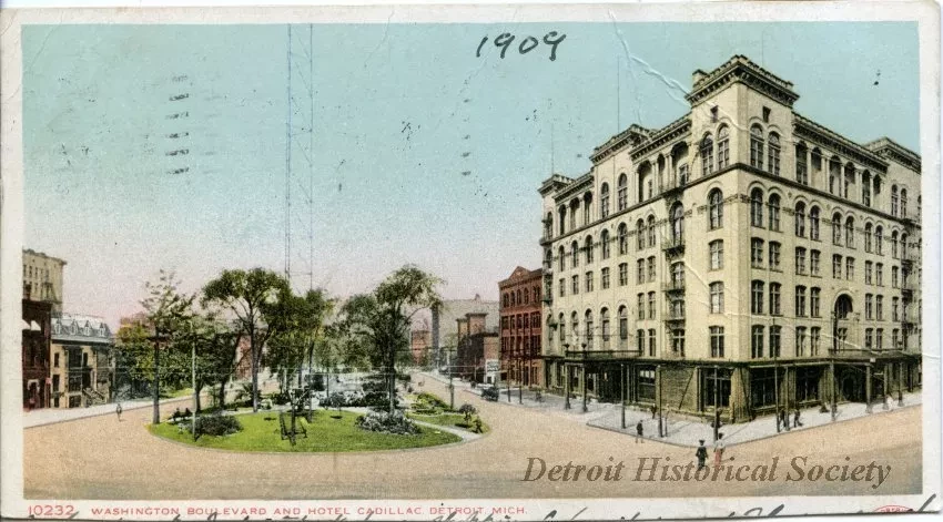Postcard - Washington Boulevard and Hotel Cadillac, Detroit, Mich.