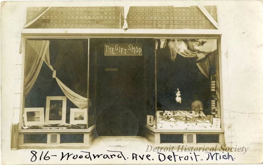 Postcard - 816 - Woodward. Ave. Detroit. Mich.