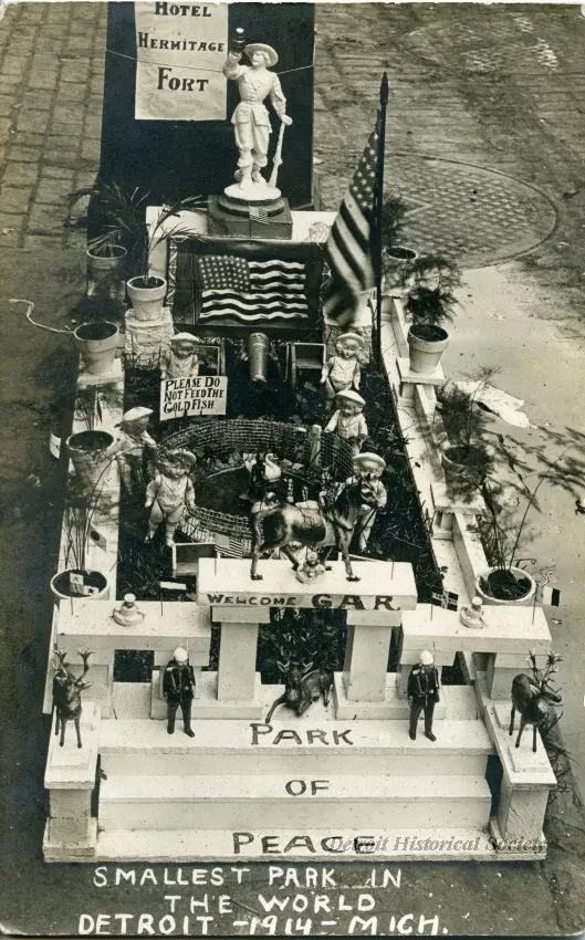 Postcard - Smallest Park in the World, Detroit - 1914 - Mich.