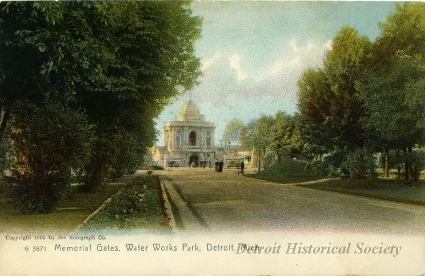Postcard - Memorial Gates, Water Works Park, Detroit, Mich.