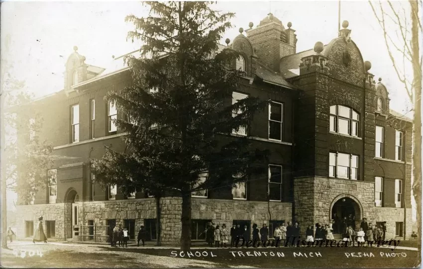Postcard - School, Trenton, Mich.