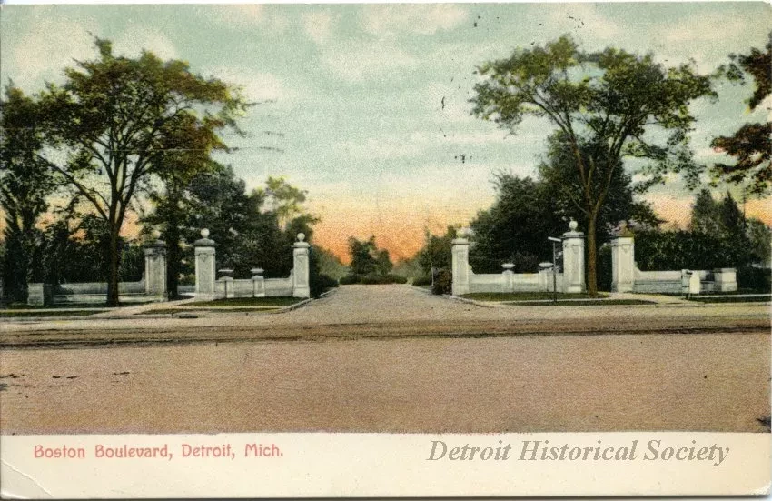 Postcard - Boston Boulevard, Detroit, Mich