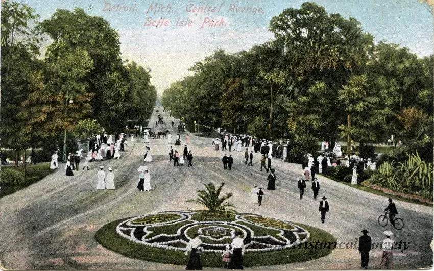Postcard - Detroit, Mich., Central Avenue, Belle Isle Park.