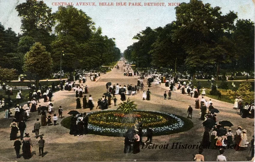 Postcard - Central Avenue, Belle Isle Park, Detroit, Mich.