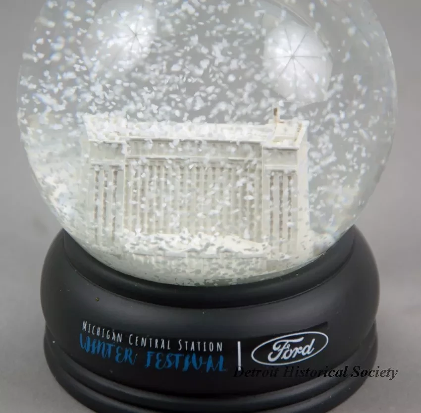 Globe, Snow