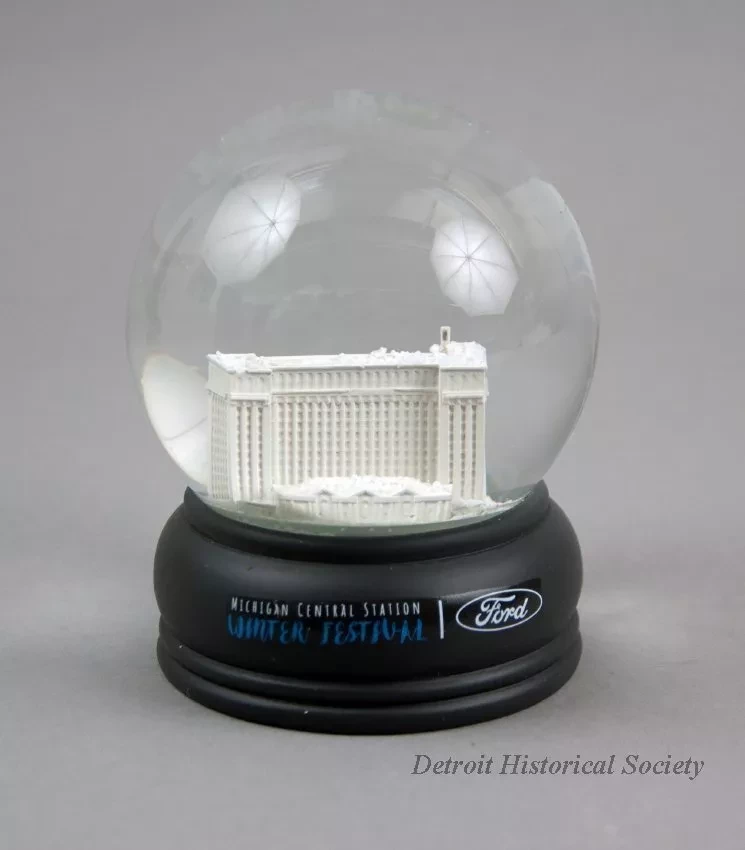 Globe, Snow